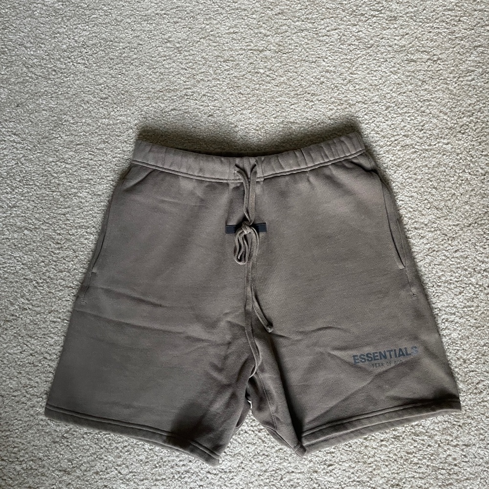 Fear of God Essentials Sweat Shorts in Harvest, Size Small